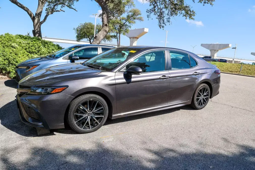 2023 Toyota Camry Hybrid SE photo 1
