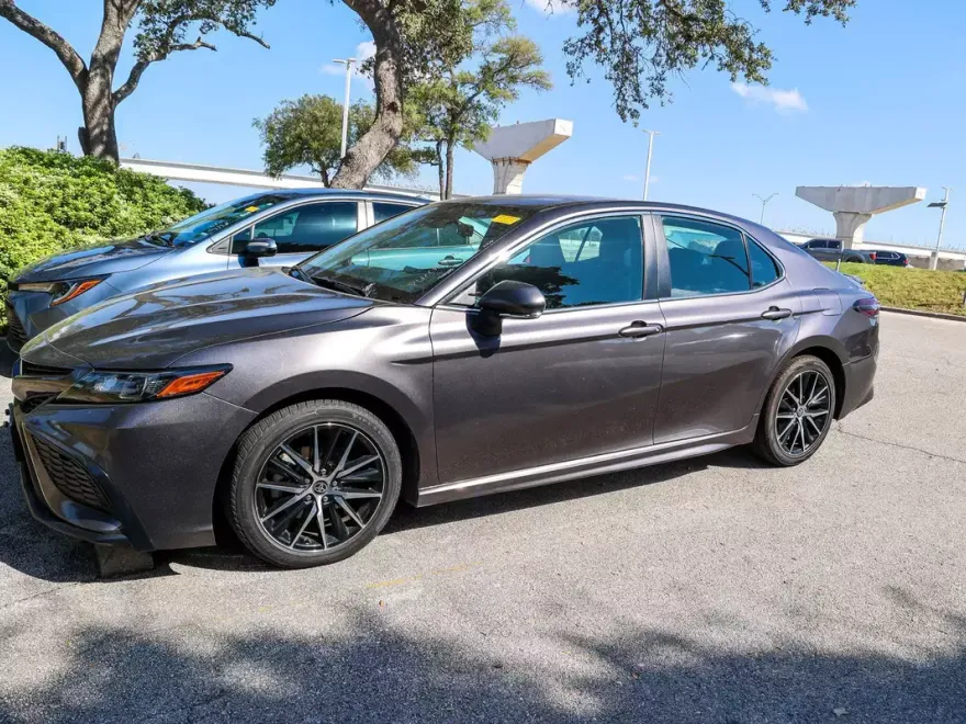 2023 Toyota Camry Hybrid SE photo 1