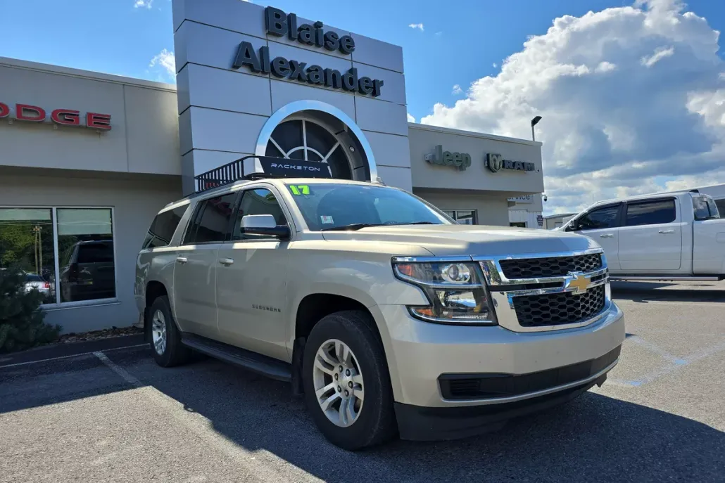 2017 Chevrolet Suburban 1500 LT photo 1