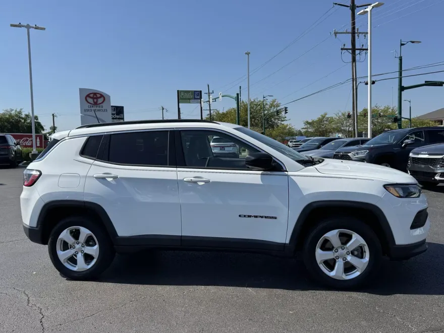 2022 Jeep Compass Latitude photo 1