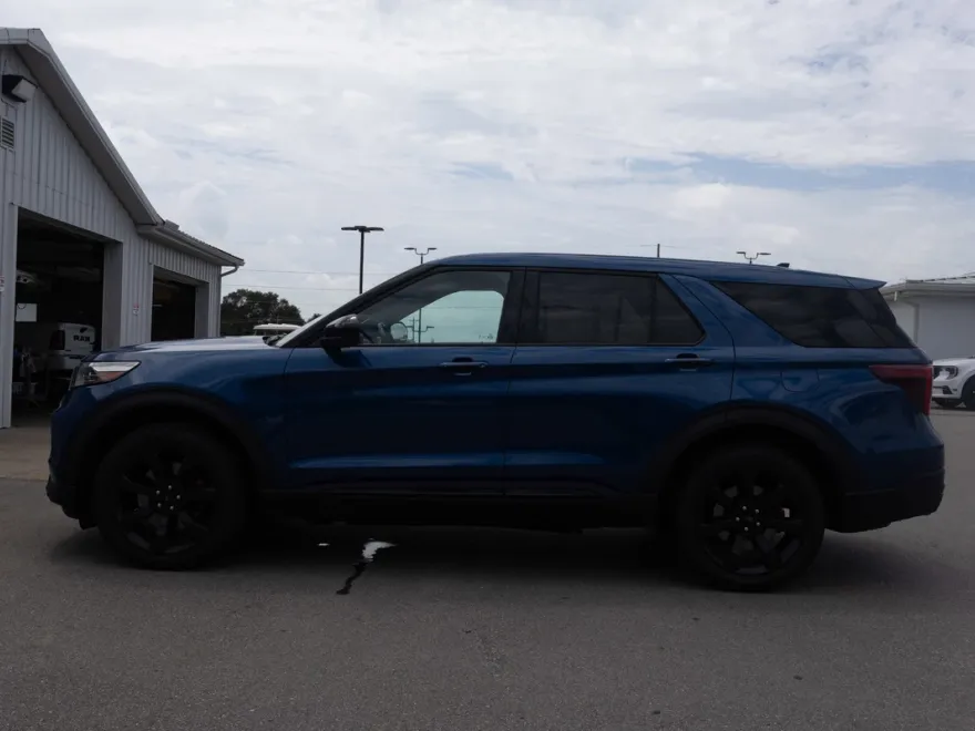 2022 Ford Explorer ST photo 1