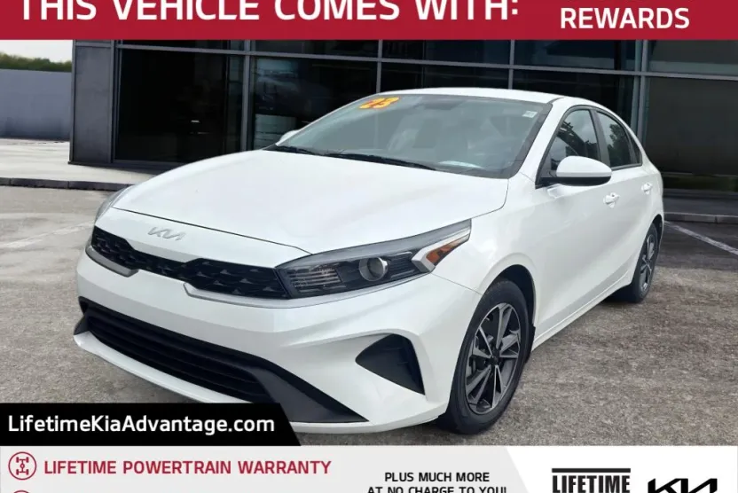 2023 Kia Forte LXS photo 1