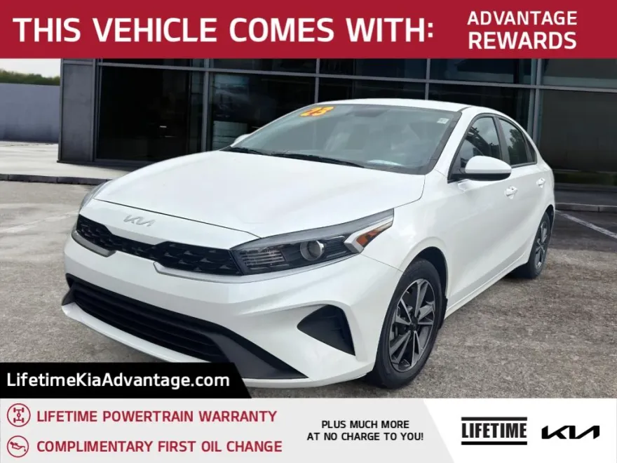 2023 Kia Forte LXS photo 1