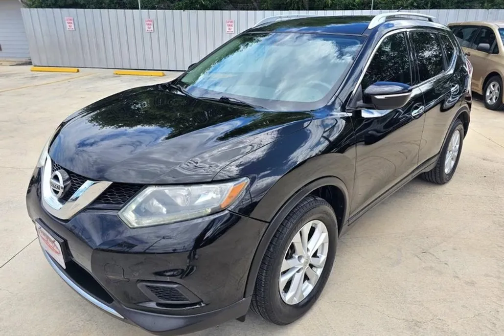 2014 Nissan Rogue SV photo 1