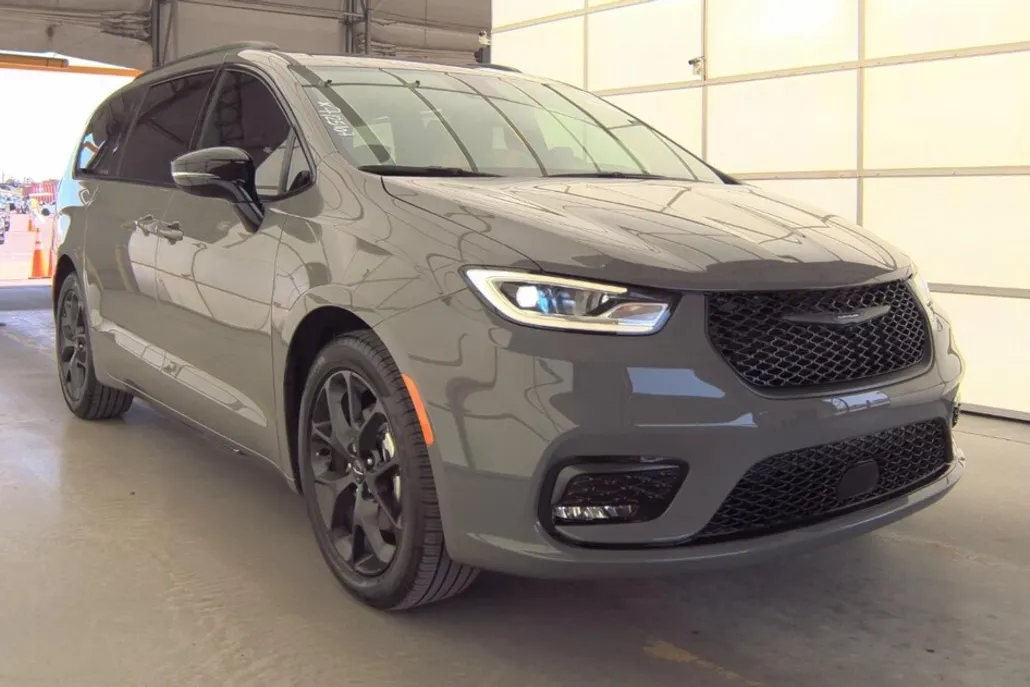 2024 Chrysler Pacifica Touring L photo 1
