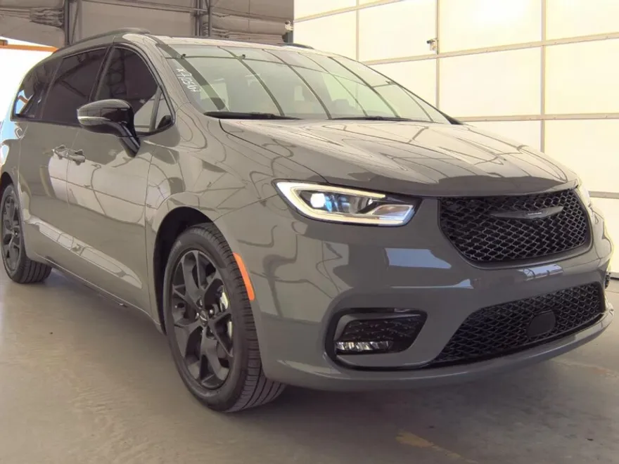 2024 Chrysler Pacifica Touring L photo 1