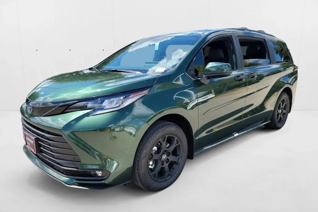 2025 Toyota Sienna Woodland Edition photo 1