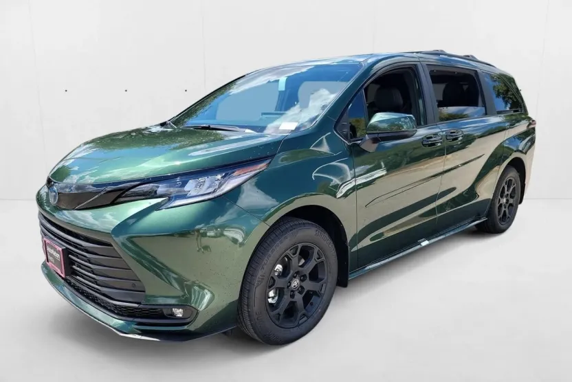 2025 Toyota Sienna Woodland Edition photo 1