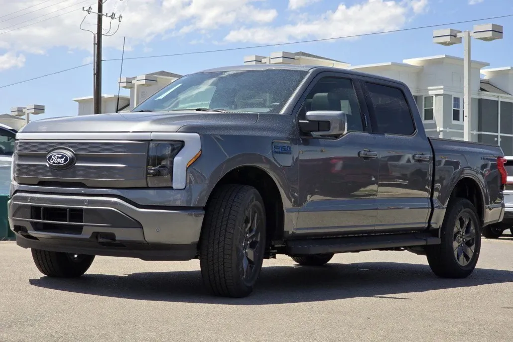 2025 Ford F-150 Lightning Lariat photo 1