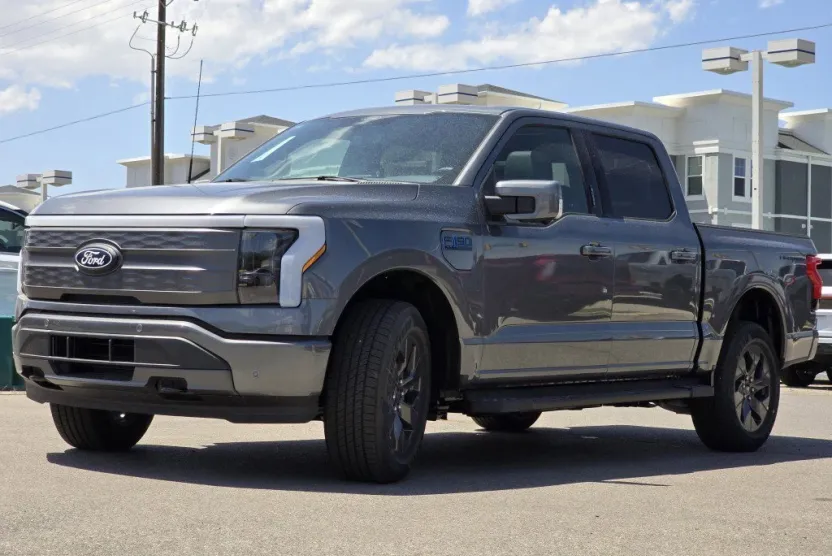 2025 Ford F-150 Lightning Lariat photo 1
