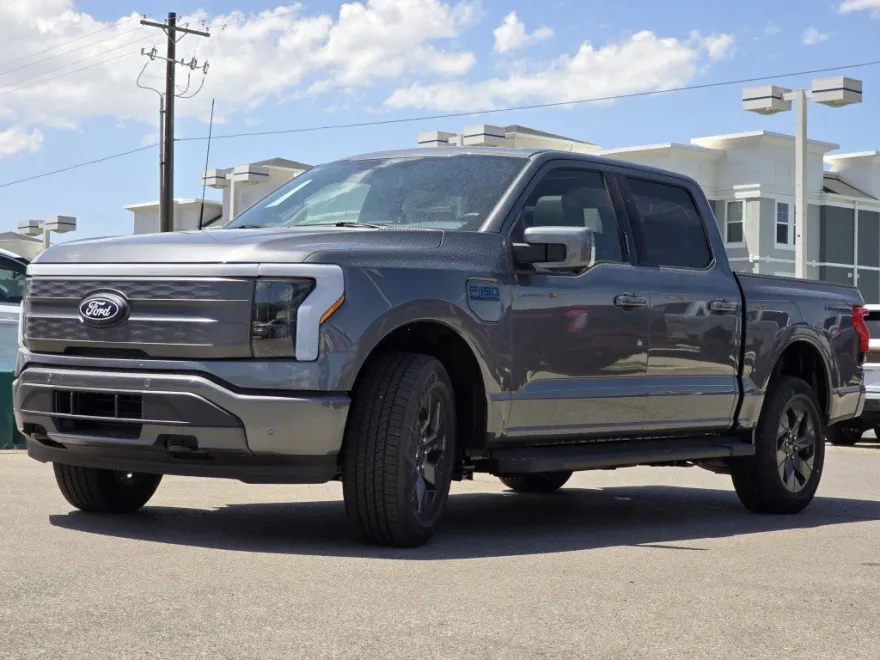 2025 Ford F-150 Lightning Lariat photo 1