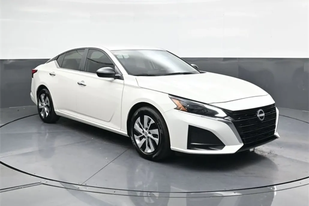 2025 Nissan Altima S photo 1