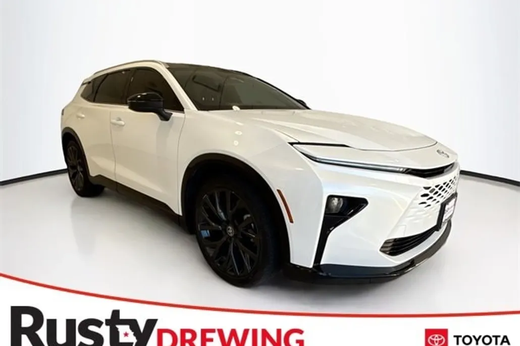 2025 Toyota Crown Signia XLE photo 1