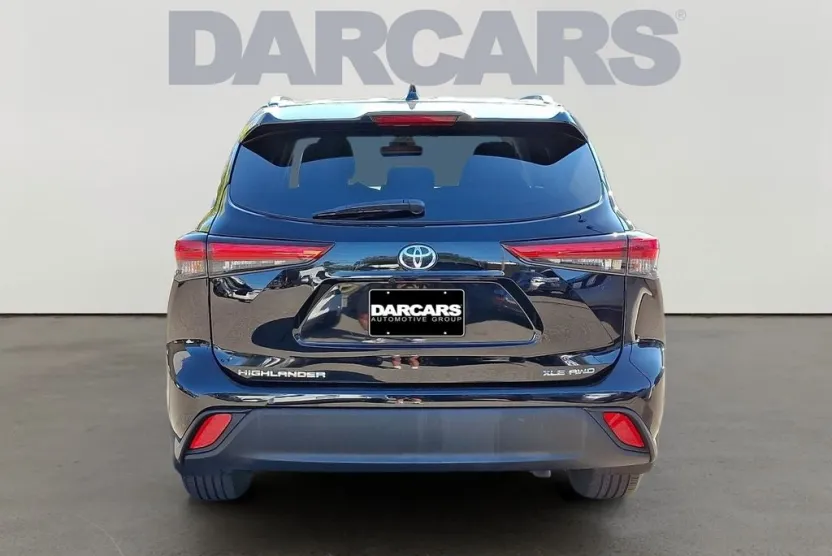 2021 Toyota Highlander XLE photo 1
