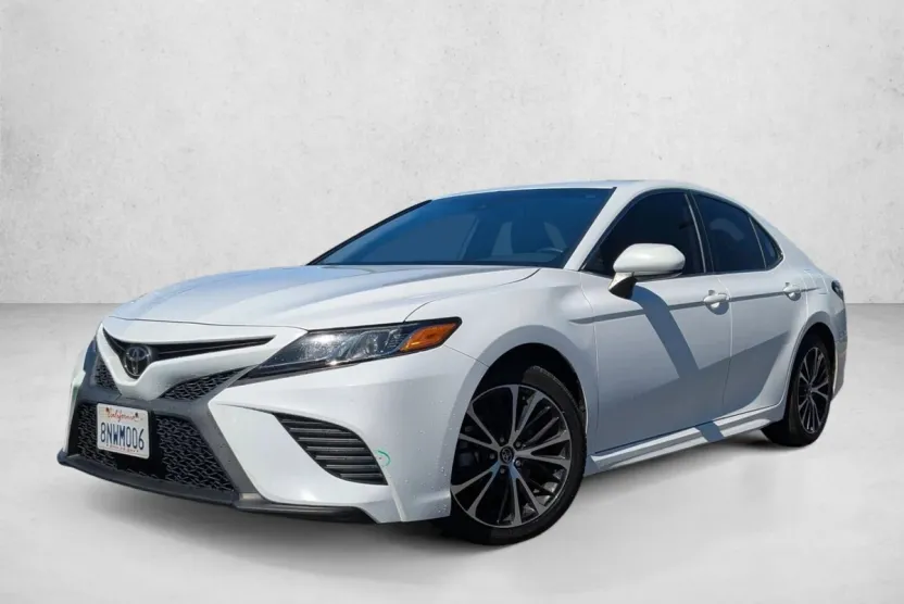 2020 Toyota Camry SE photo 1