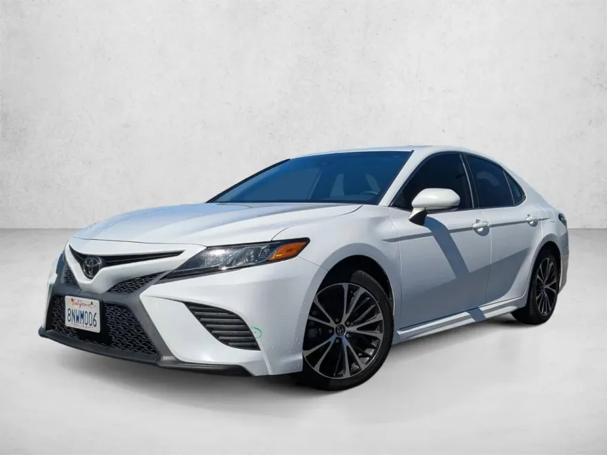 2020 Toyota Camry SE photo 1