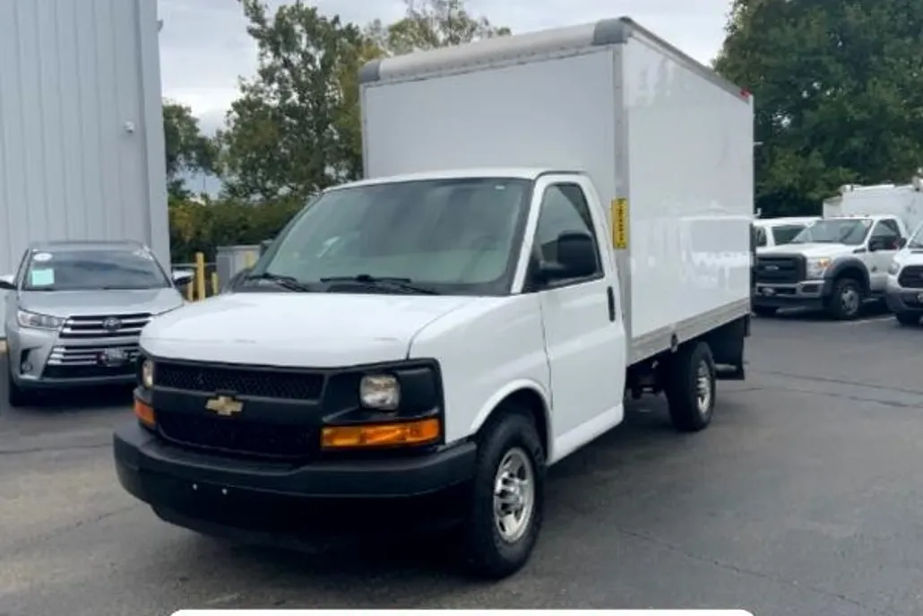 2016 Chevrolet Express Cutaway 3500 Van photo 1
