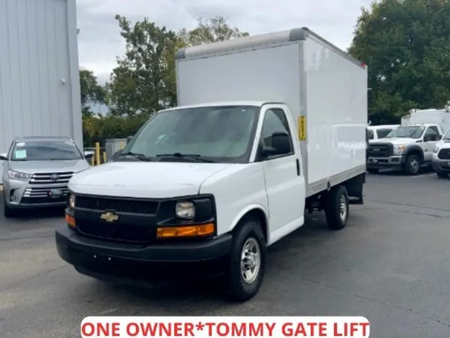 2016 Chevrolet Express Cutaway 3500 Van photo 1