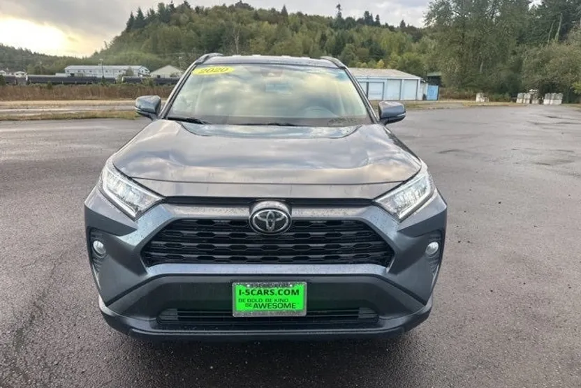 2020 Toyota RAV4 XLE photo 1