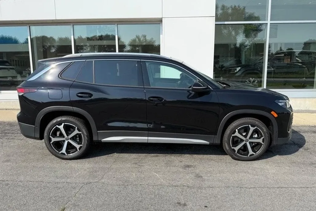 2025 Volkswagen Tiguan SE photo 1