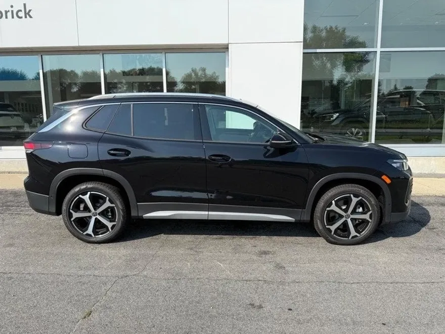 2025 Volkswagen Tiguan SE photo 1
