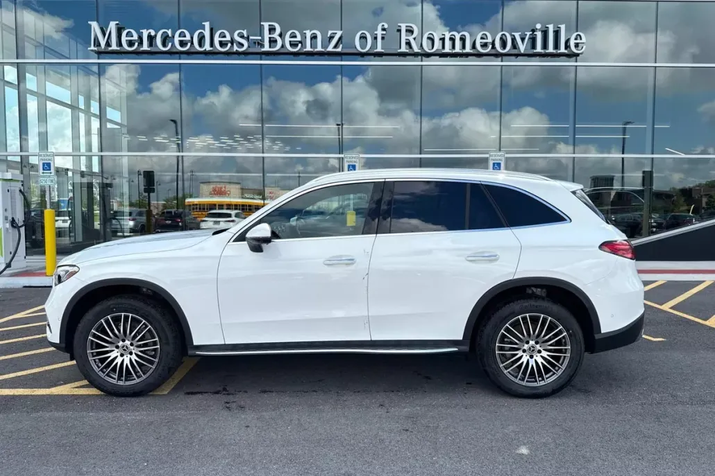 2025 Mercedes Benz GLC 300 4MATIC photo 1