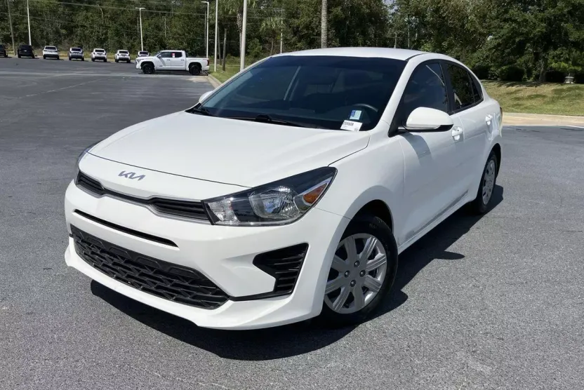 2023 Kia Rio LX photo 1