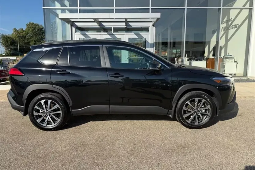 2023 Toyota Corolla Cross XLE photo 1