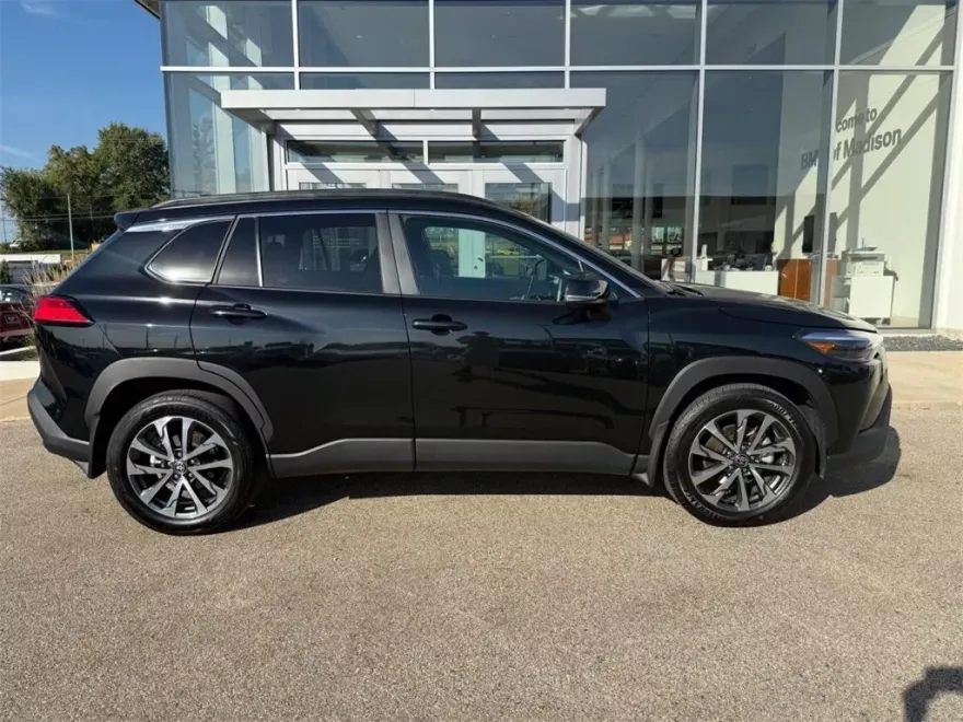 2023 Toyota Corolla Cross XLE photo 1