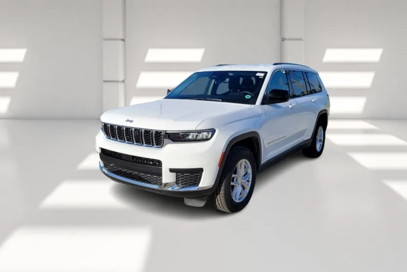 2023 Jeep Grand Cherokee Laredo Altitude photo 1