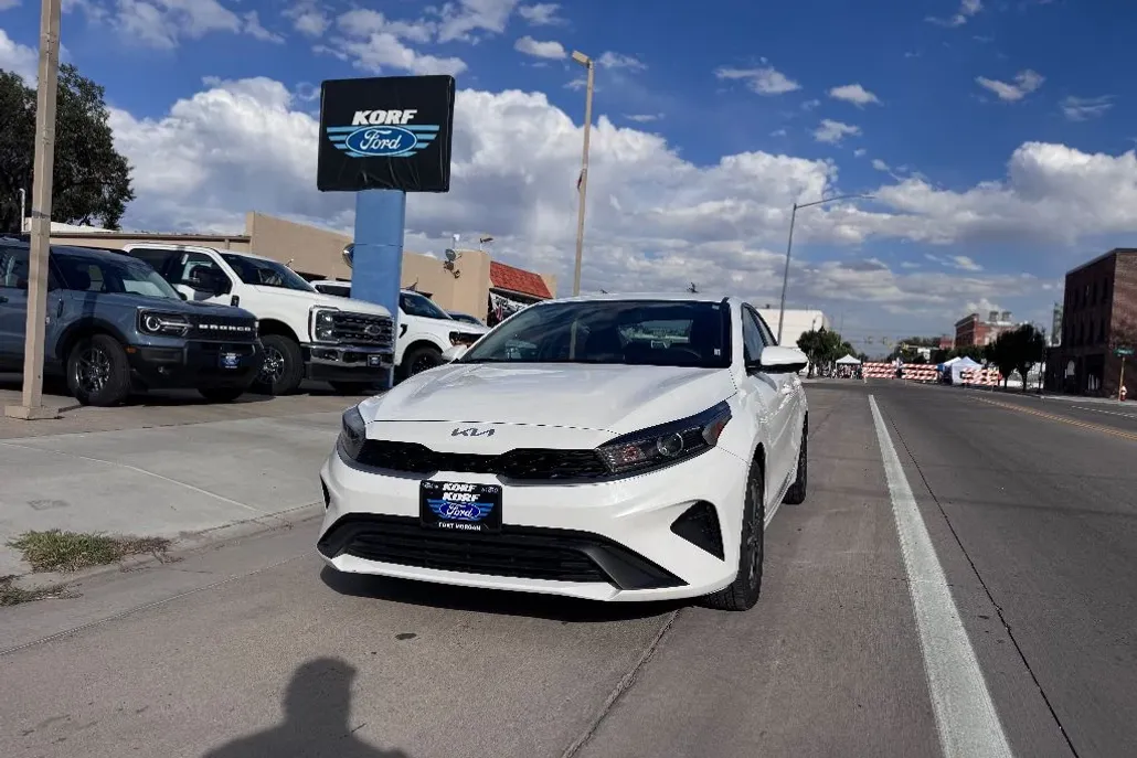 2023 Kia Forte LXS photo 1