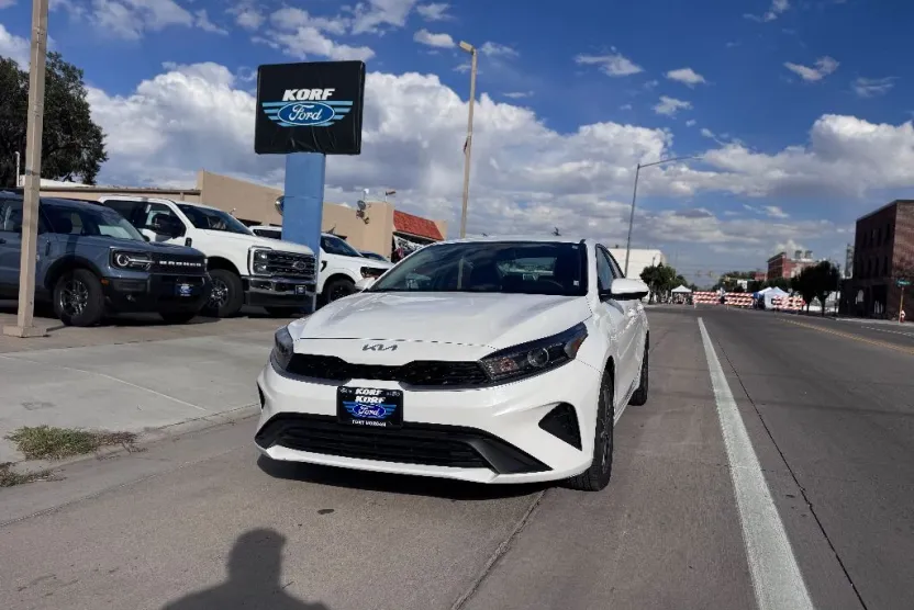 2023 Kia Forte LXS photo 1
