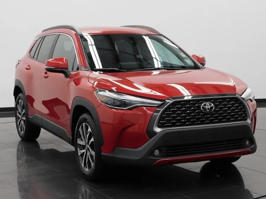 2022 Toyota Corolla Cross XLE photo 1