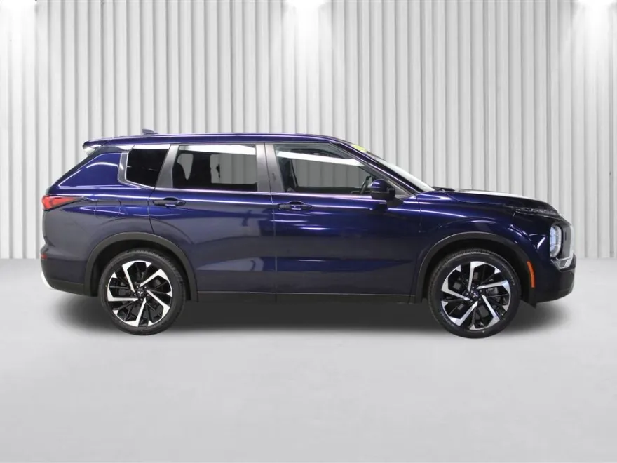 2023 Mitsubishi Outlander SE photo 1