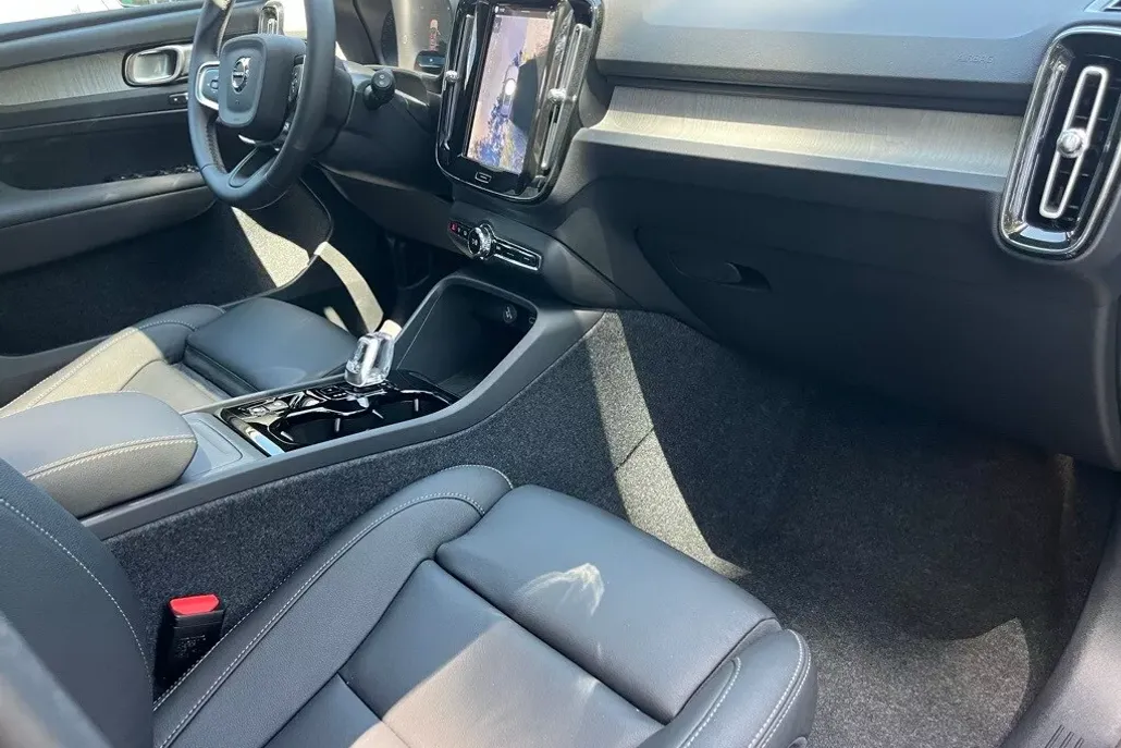 2026 Volvo XC40 Plus photo 1