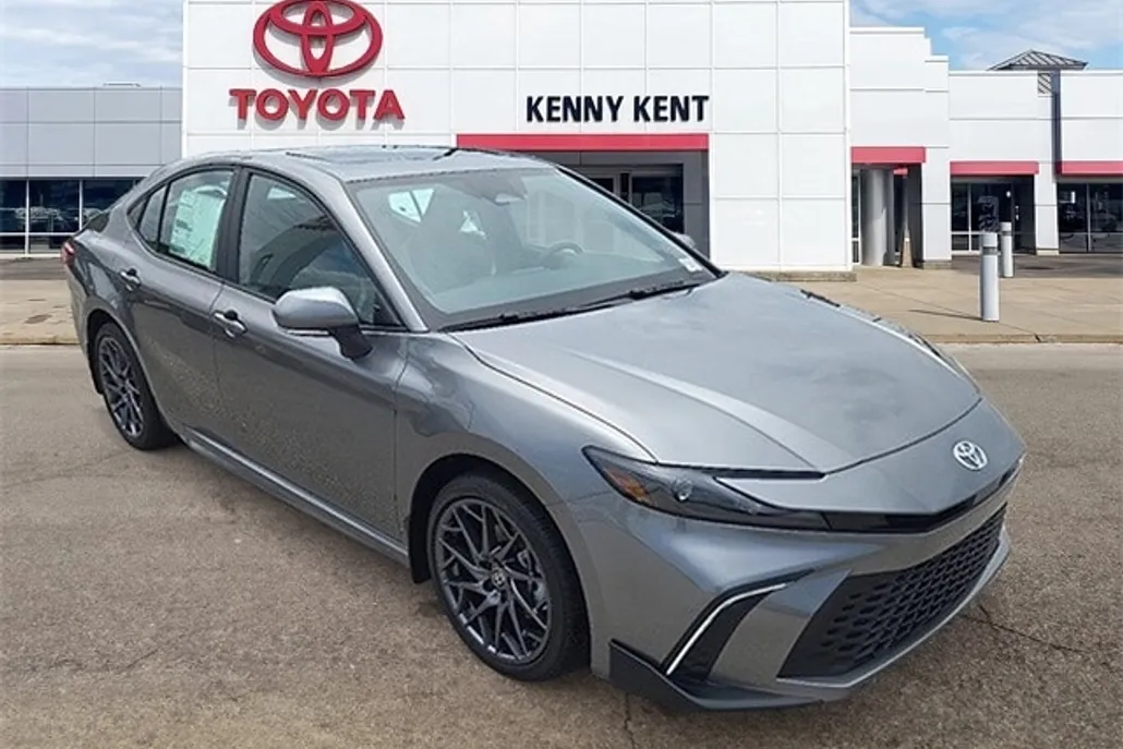 2025 Toyota Camry SE photo 1