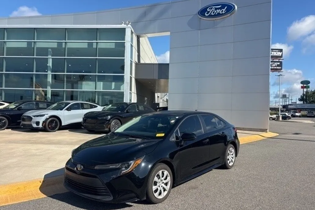 2023 Toyota Corolla LE photo 1