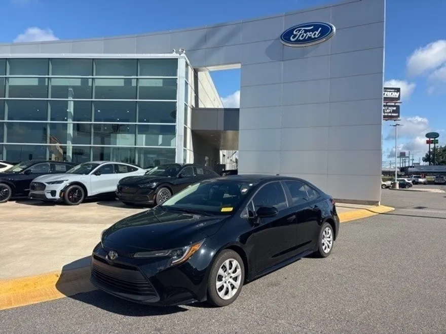 2023 Toyota Corolla LE photo 1