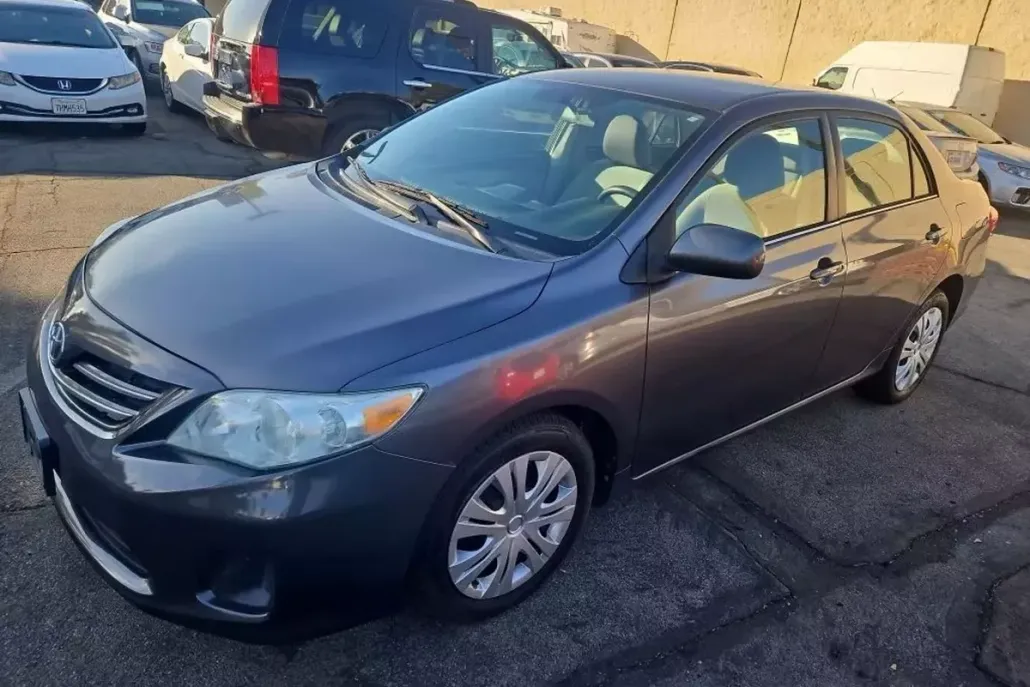 2013 Toyota Corolla LE photo 1