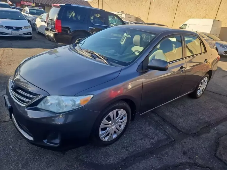 2013 Toyota Corolla LE photo 1