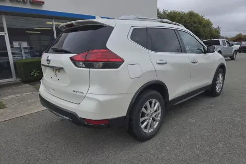 2017 Nissan Rogue SV photo 2