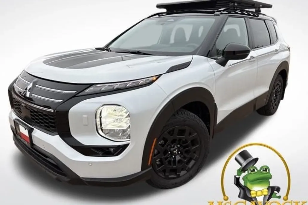 2025 Mitsubishi Outlander SE photo 1
