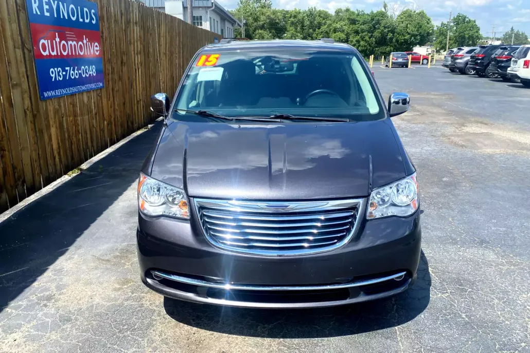 2015 Chrysler Town & Country Touring L photo 1