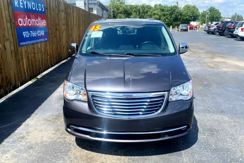 2015 Chrysler Town & Country Touring L photo 1