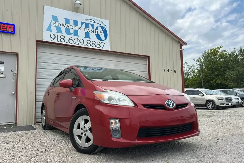 2010 Toyota Prius Three photo 1