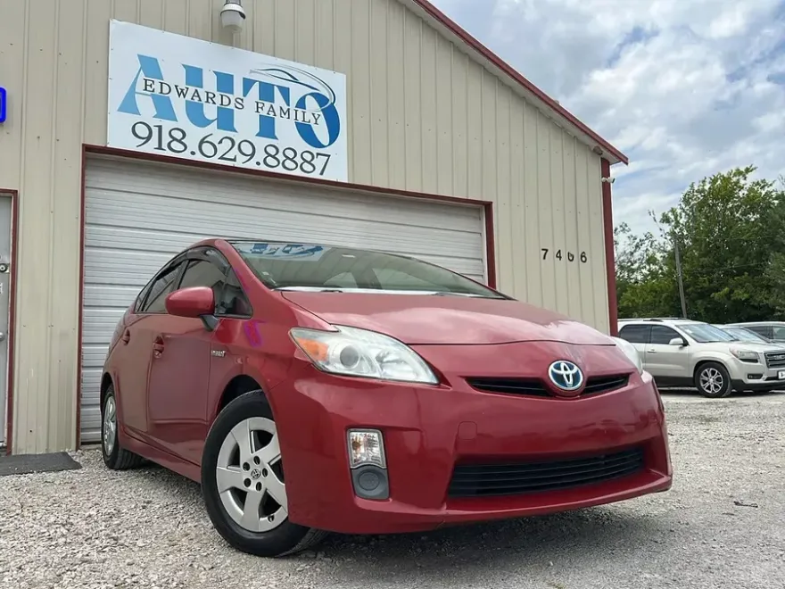 2010 Toyota Prius Three photo 1