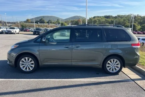 2013 Toyota Sienna Platinum photo 2