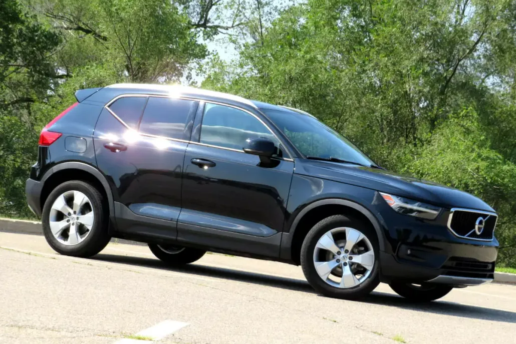 2021 Volvo XC40 T5 Momentum AWD photo 1