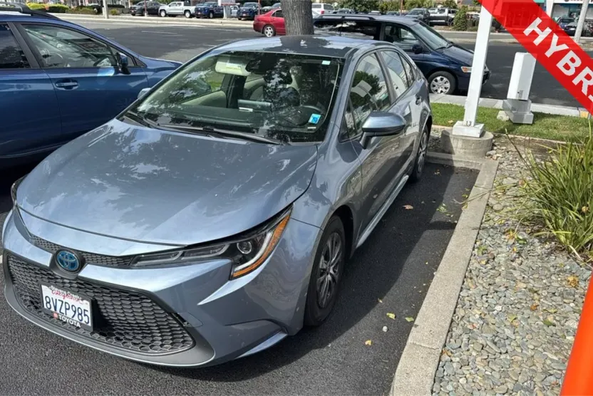 2021 Toyota Corolla LE photo 1