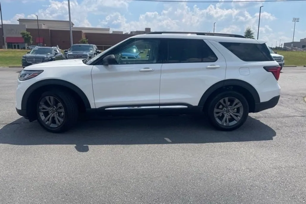 2025 Ford Explorer photo 1
